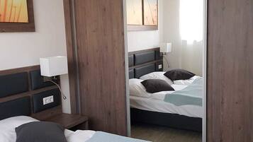 Apartemen Basic, pemandangan halaman | 1 kamar tidur, tirai kedap cahaya, dan setrika/meja setrika