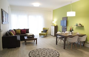 Premium Apartment | Living room | Flat-screen TV, heated floors - PRIMA Ferienwohnungen Seetor Residenz (Neuruppin)