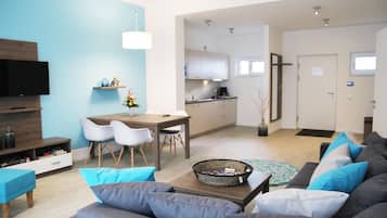 Premium-Apartment | Wohnbereich | Flachbildfernseher, Fußbodenheizung