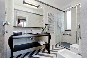 Dusche, Haartrockner, Bidet, Handtücher
