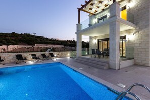 Seasonal outdoor pool, pool umbrellas, pool loungers - Eudora Luxury Stone Villa (Apokoronas)