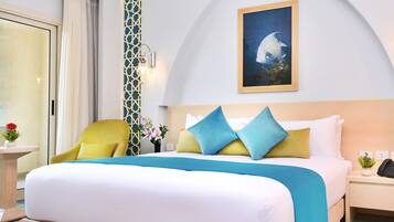 Minibar, in-room safe