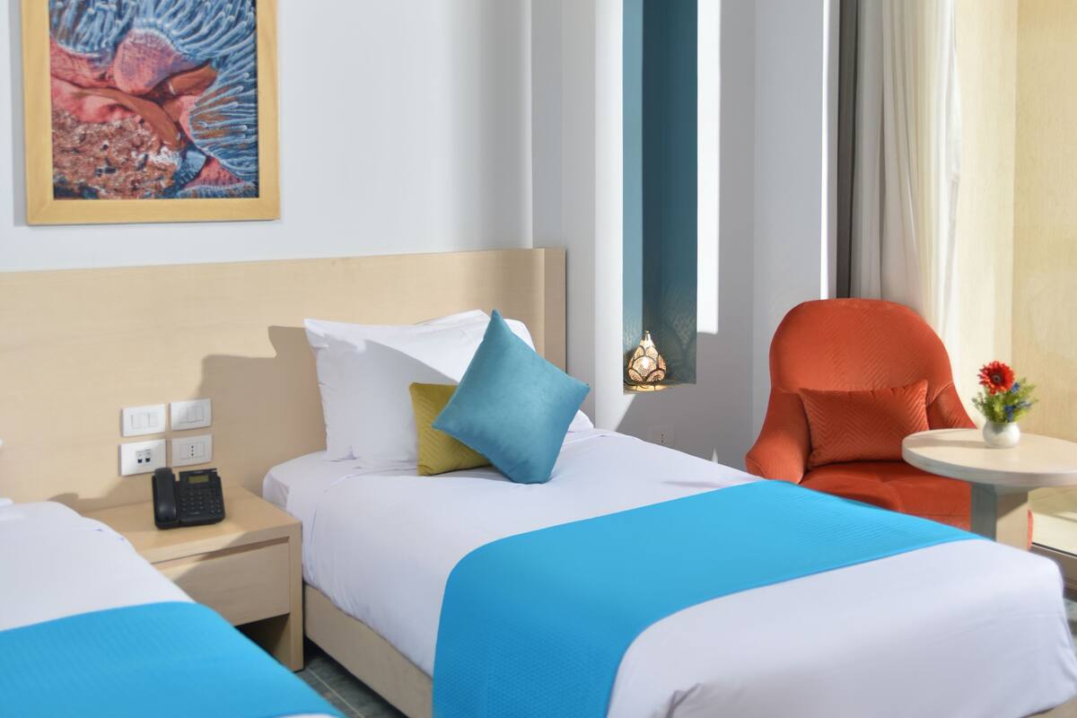 Minibar, in-room safe
