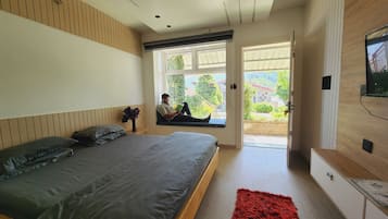 Deluxe Room | Living area | 32-inch LED TV with satellite channels, TV