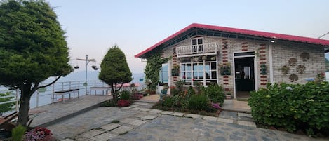 Façade de l’hébergement - soirée/nuit