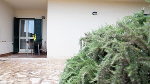 Outdoor dining - GuestHost - Cosy 100 sqm apartment, organized on two levels (ground and first floor), perfect for 5 people located 500m far from the sea and the beautiful beaches, has a large balcony with outdoor table, perfect for lunch and breakfast outside enjoying t (Santa Maria del Focallo)
