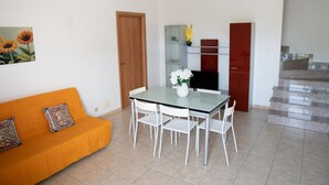 Living area - GuestHost - Cosy 100 sqm apartment, organized on two levels (ground and first floor), perfect for 5 people located 500m far from the sea and the beautiful beaches, has a large balcony with outdoor table, perfect for lunch and breakfast outside enjoying t (Santa Maria del Focallo)