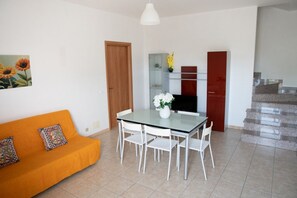 Living area - GuestHost - Cosy 100 sqm apartment, organized on two levels (ground and first floor), perfect for 5 people located 500m far from the sea and the beautiful beaches, has a large balcony with outdoor table, perfect for lunch and breakfast outside enjoying t (Santa Maria del Focallo)