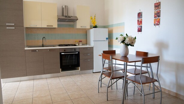 Fridge, stovetop, toaster - GuestHost - Cosy 100 sqm apartment, organized on two levels (ground and first floor), perfect for 5 people located 500m far from the sea and the beautiful beaches, has a large balcony with outdoor table, perfect for lunch and breakfast outside enjoying t (Santa Maria del Focallo)