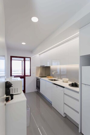 Refrigerador, microondas, horno, placa de cocina