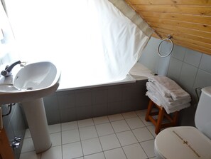 Quarto triplo | Banheiro | Chuveiro, produtos de toalete grátis