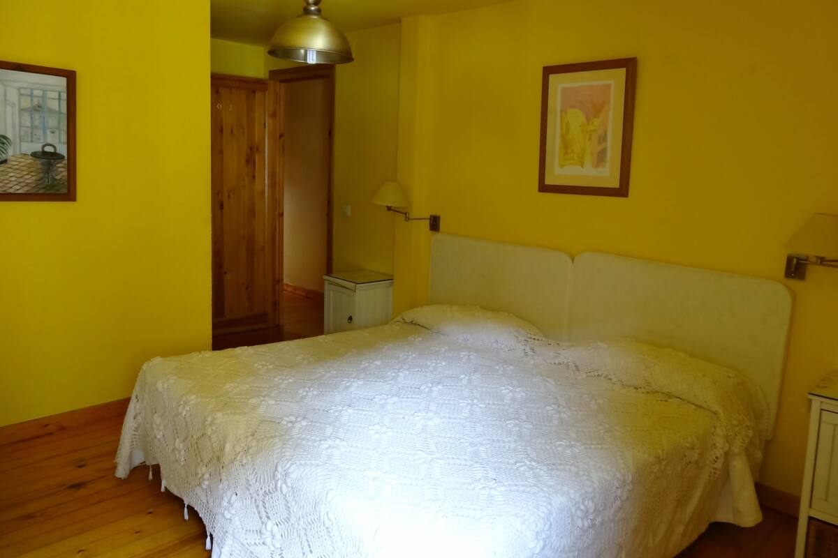 Habitación con 2 camas individuales | Wifi gratis y ropa de cama