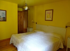 Habitación con 2 camas individuales | Wifi gratis y ropa de cama