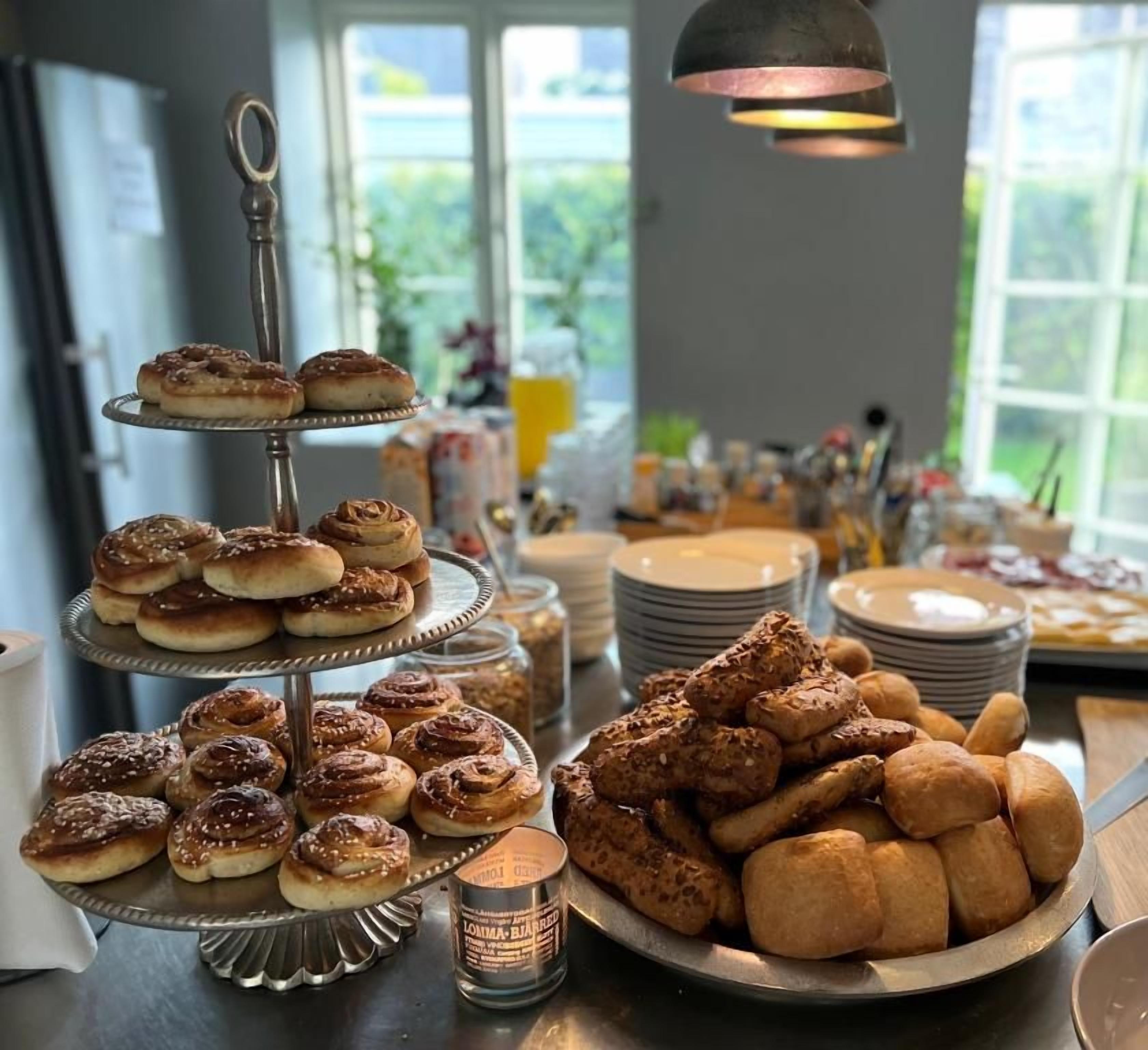 Una mesa de buffet con diversas opciones de pastelería y una vela.