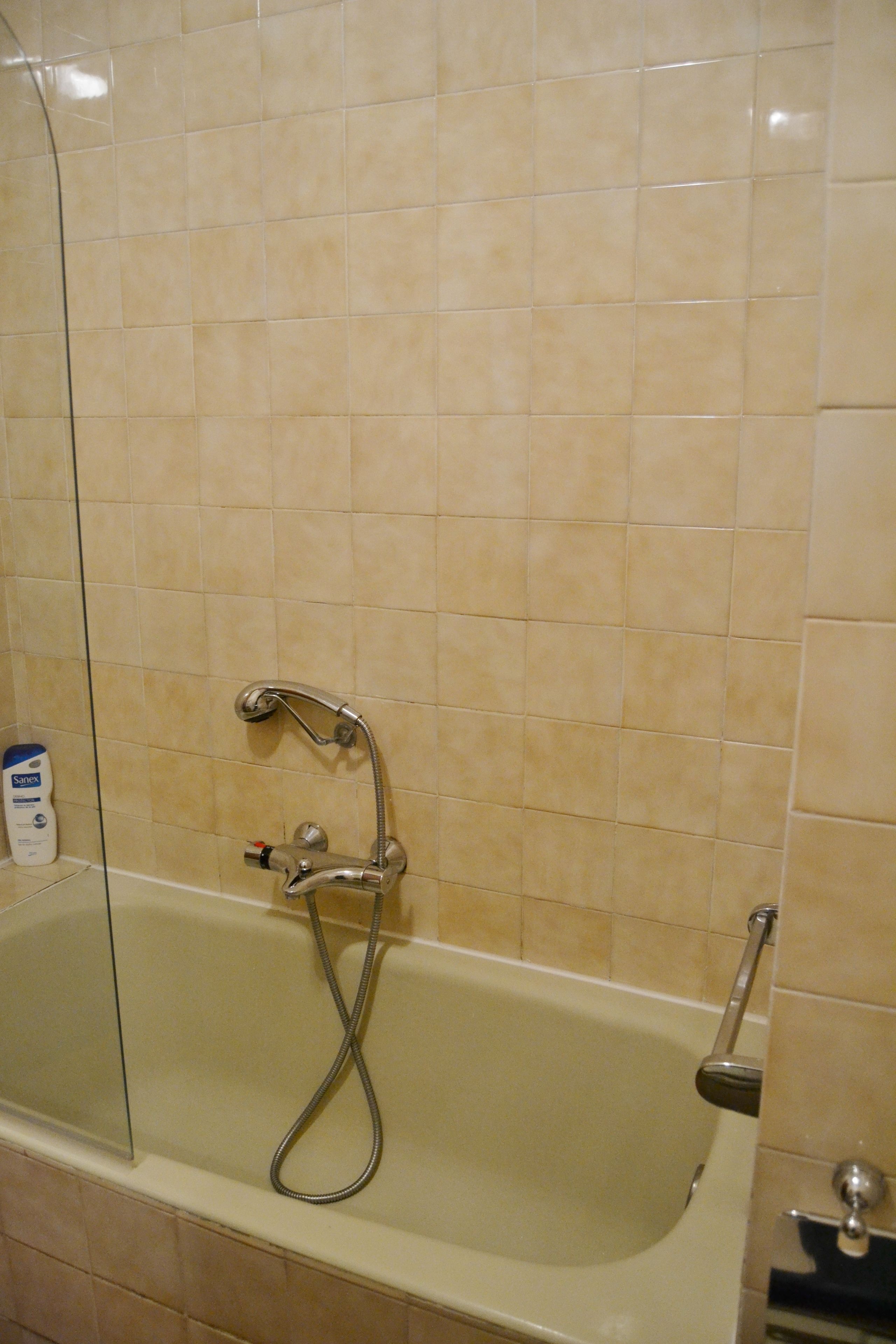 Un bagno con vasca, doccia e box doccia in vetro.