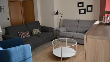 Apartamento familiar, 3 habitaciones, vistas a la montaña | Zona de estar | Una televisión de pantalla plana