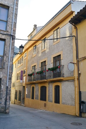 Exterior detail - Tres Puentes Anguiano (Anguiano)