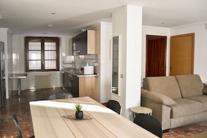 Departamento familiar, 3 habitaciones | Área de sala de estar | Televisión de pantalla plana