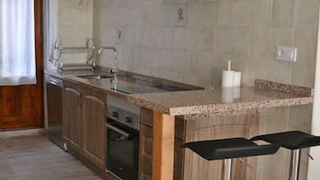 Family Apartment, 3 Bedrooms, Mountain View | Private kitchen