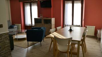 Apartamento familiar, 3 habitaciones, vistas a la montaña | Servicio de comidas en la habitación