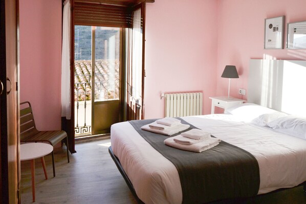 Family Apartment, 3 Bedrooms, Mountain View | Blackout drapes, iron/ironing board, free WiFi, bed sheets - Tres Puentes Anguiano (Anguiano)