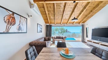 Beachfront Villa New Horizons III | Living area
