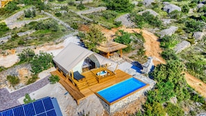 Luxury Glamp New Horizons I | Banheiro | Chuveiro, produtos de toalete grátis, toalhas de banho, sabonete