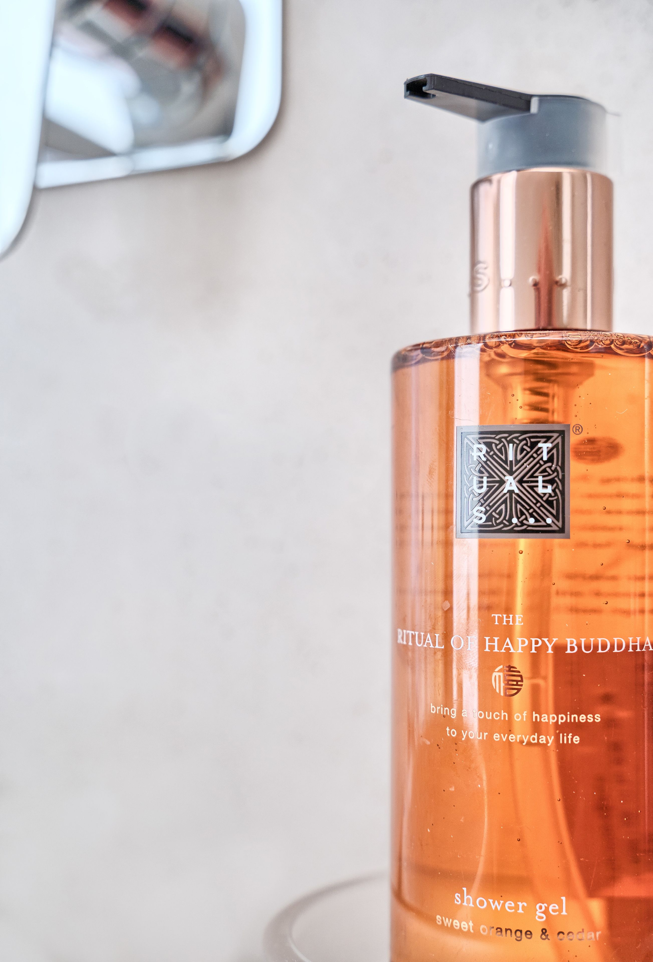 Eine Flasche Duschgel aus der Rituals Happy Buddha Serie mit Dosierpumpe.