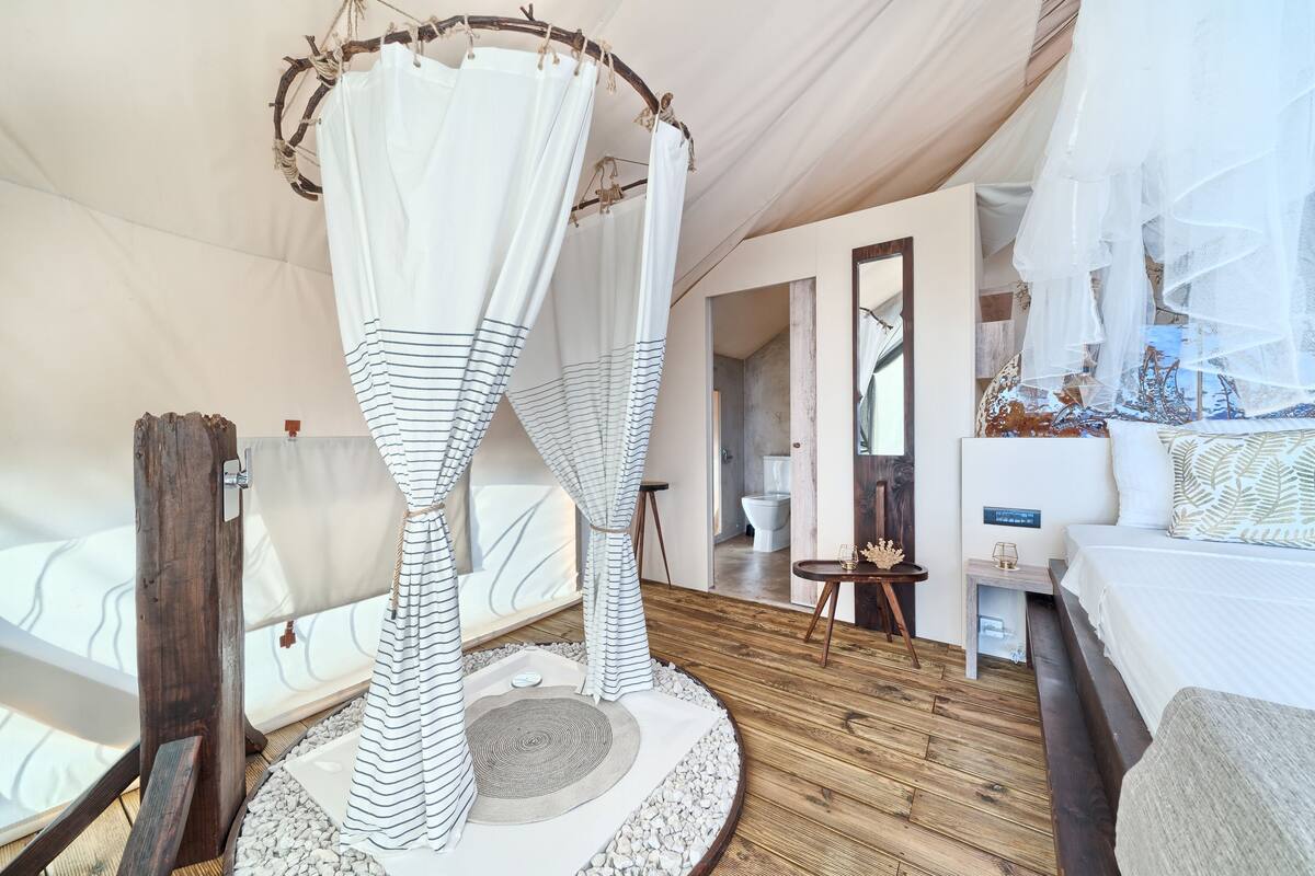 In-room safe, iron/ironing board (on request), WiFi (free), bed sheets