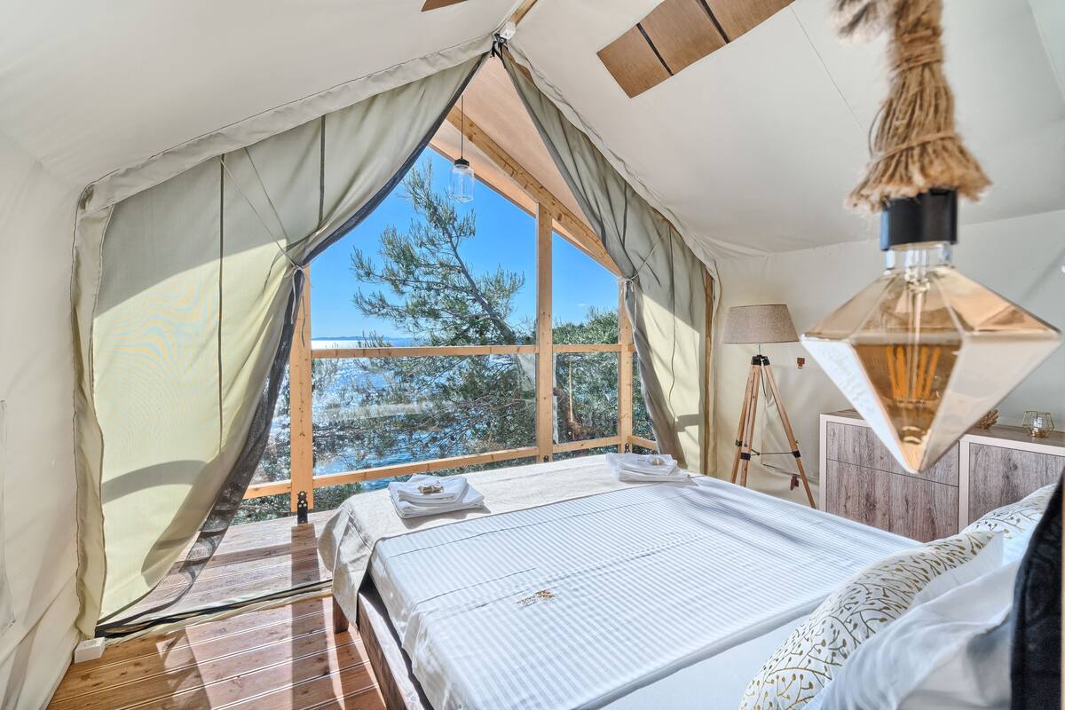 Luxury Tree House New Horizons | In-room safe, iron/ironing board (on request), WiFi (free), bed sheets