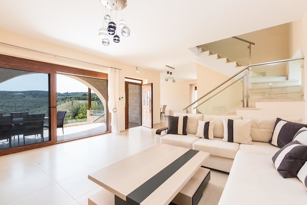 Villa, letti multipli | Area soggiorno | TV a schermo piatto 25 pollici con canali via cavo, TV