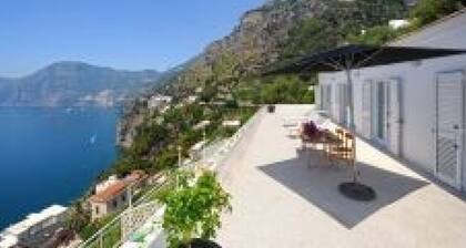 Schüchterner Praiano mit Blick auf Capri und Positano