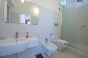 Shower, bidet, towels