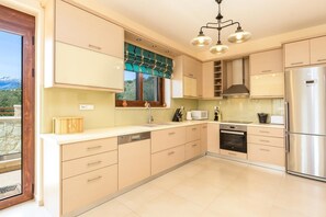 Villa, 4 habitaciones | Cocina privada | Frigorífico grande, horno, placa de cocina y cafetera o tetera