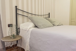 Comfort Room, 1 Queen Bed (Room 45 - O' Vino Buono) | Individually decorated, individually furnished, desk, blackout drapes - Petrucci B&B (Naples)