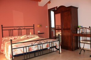 Premium bedding, desk, blackout drapes, cribs/infant beds