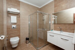 Shower, rainfall showerhead, free toiletries, hair dryer - Grand Mela Hotel (Maçka)