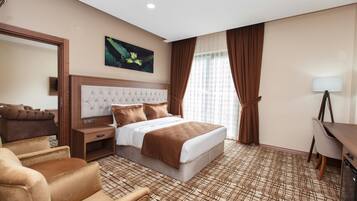 Standaard driepersoonskamer | Een kluis op de kamer, een bureau, geluiddichte muren