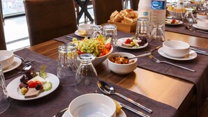 فطور كامل مجانًا يوميًا