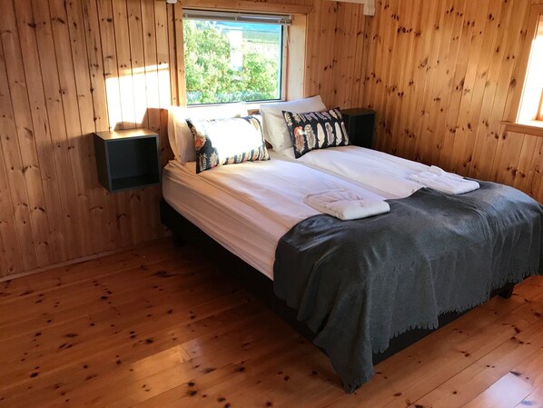 Småhus (Kljá 2) | Barnesenger (inkludert), wi-fi (inkludert) og sengetøy