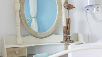 Una cassaforte in camera, una scrivania, postazione laptop