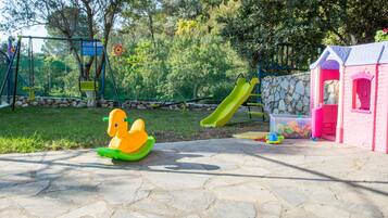 Zona de juegos infantil al aire libre