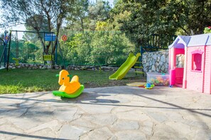 Área de juegos infantiles al aire libre