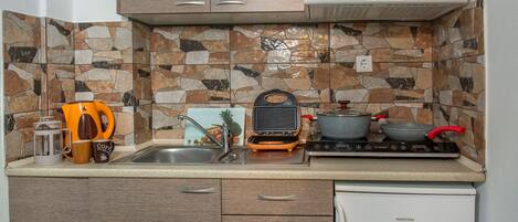 Estudio, vista al mar (2 Adults) | Cocineta privada | Refrigerador, parrilla de estufa, cafetera y tetera y tetera eléctrica