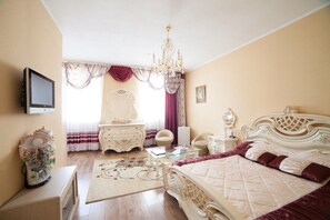 Dobbeltrom – comfort | Safe på rommet, skrivebord, lydisolert og strykejern/-brett