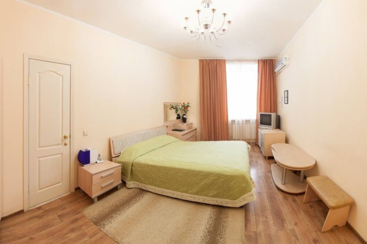 Standard Double Room | Peti besi dalam bilik, meja, kalis bunyi, seterika/papan seterika