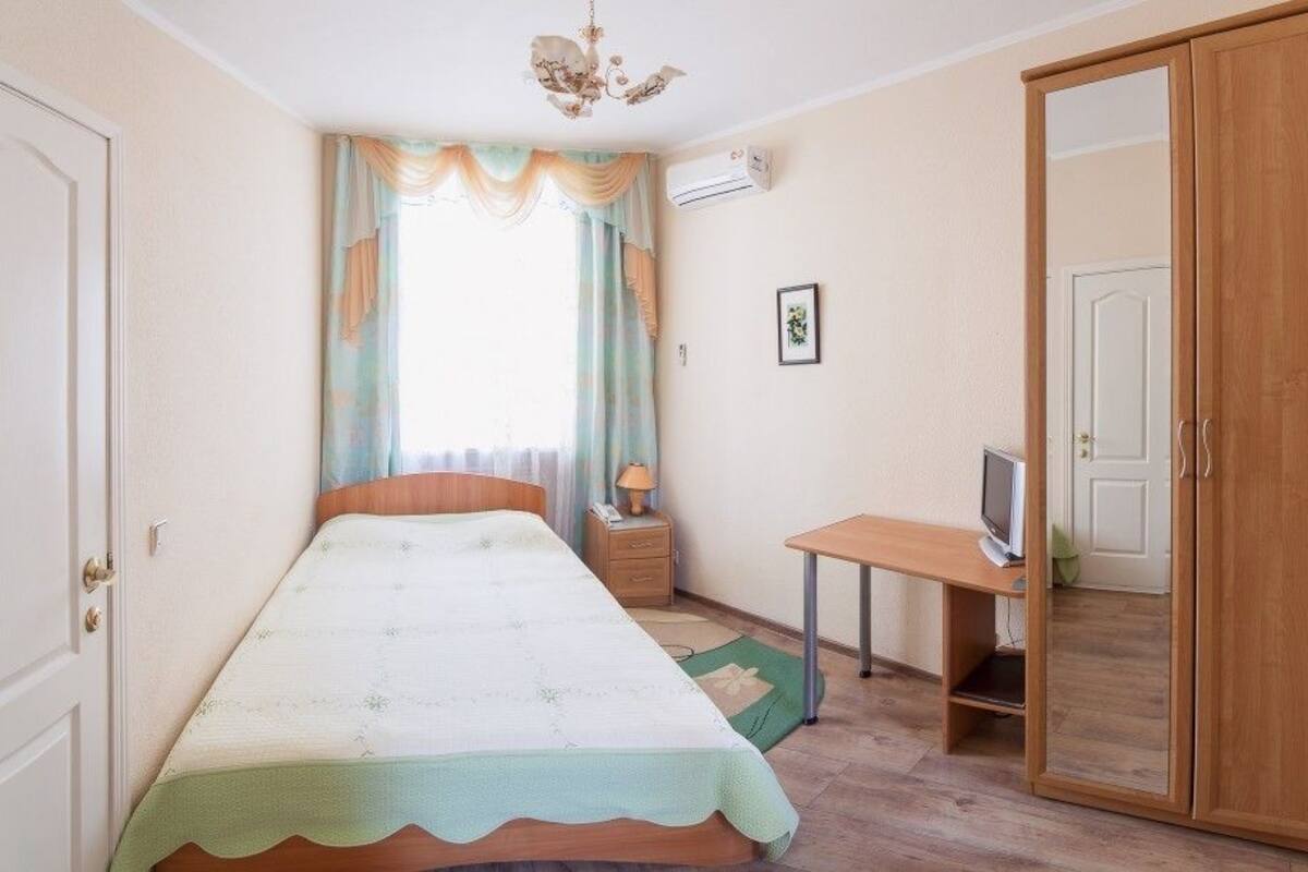Economy Single Room | Peti besi dalam bilik, meja, kalis bunyi, seterika/papan seterika
