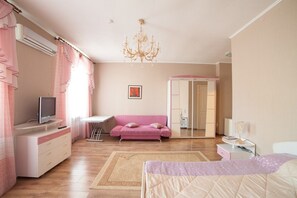 Kamar Double Comfort | Brankas, meja kerja, kedap suara, dan setrika/meja setrika