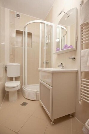 Monolocale, balcone, vista mare parziale | Bagno | Doccia, asciugacapelli, asciugamani, sapone