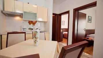 Apartamento, 2 habitaciones, balcón, vistas al mar | Cocina privada | Frigorífico, placa de cocina, hervidor eléctrico y utensilios de cocina